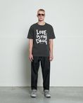 APPLIED ART FORMS LOVE IS THE DRUG Tシャツ APPLIED ART FORMS 
